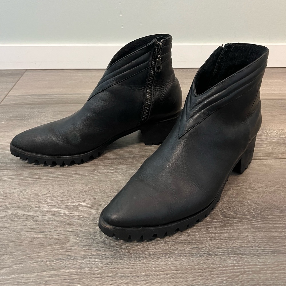 MODERN VICE Donna Chelsea Boot with Custom Vibram Lug Sole